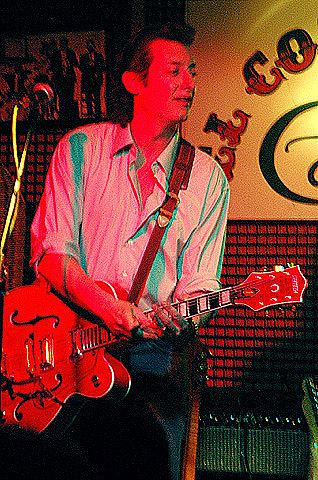 Rockabilly Duet. A la guitarra y Voz: Santi Tamariz.