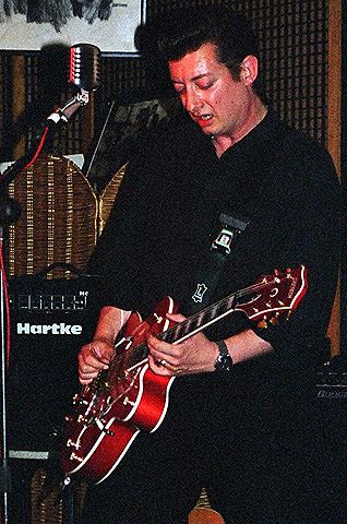Santi Tamariz, guitarra y voz